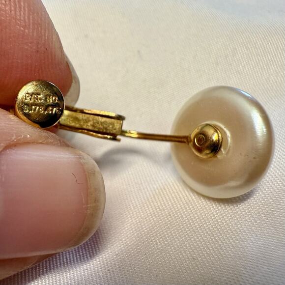 Vintage Marvella Gold Tone Faux Pearl Screw Back Earrings Pat. 3176475 USA - Picture 6 of 7
